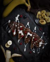 Шоколадные бельгийские вафли с бананами